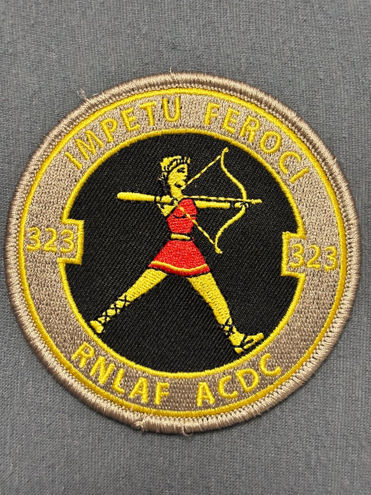 Embleem 323 SQN RNLAF ACDC gele uitvoering, Verzamelen, Verzenden, Luchtmacht, Nederland, Embleem of Badge