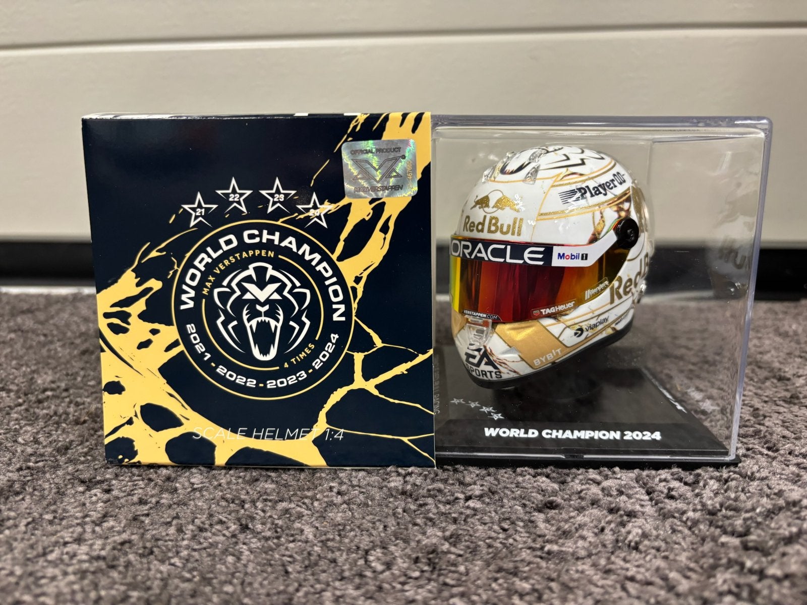 Max verstappen helm 1:4 world champion 2024, Ophalen of Verzenden, Zo goed als nieuw