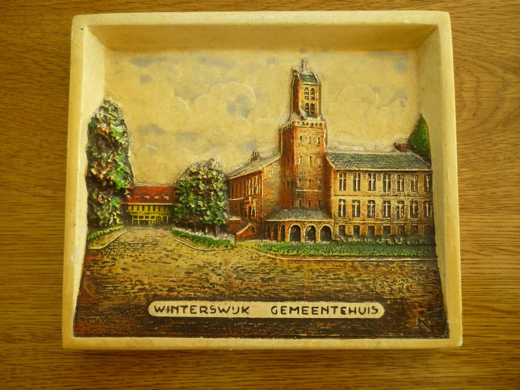 Wandtegel gips relief afbeelding Gemeentehuis | Winterswijk, Antiek en Kunst, Antiek | Wandborden en Tegels, Ophalen of Verzenden