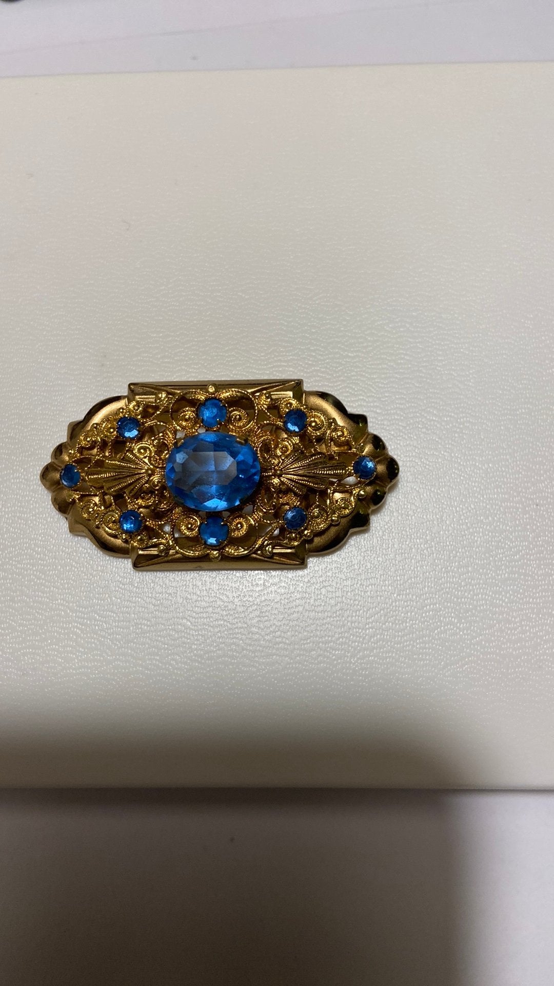 Antieke goudkleurige Filigrain broche Tsjechië/Bohemen, Ophalen of Verzenden, Goud, Met edelsteen