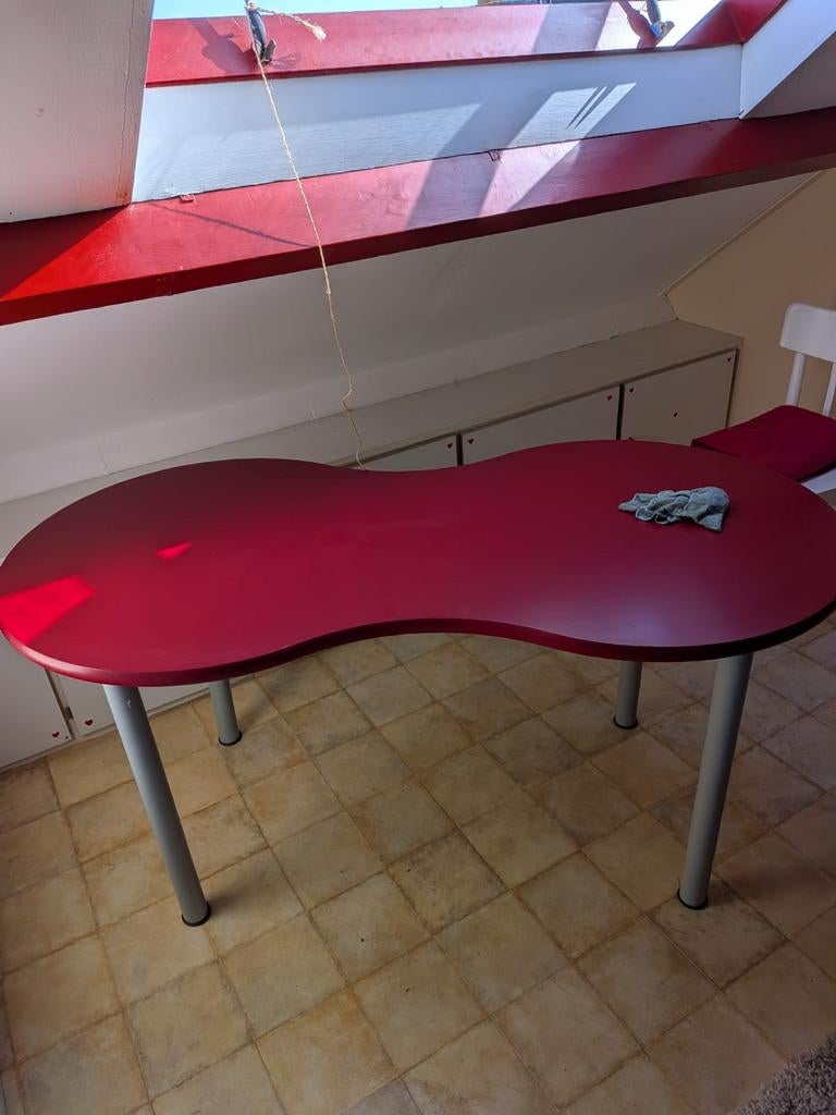 Rood IKEA bureau met organische vorm, Huis en Inrichting, Bureaus, Ophalen, Overige typen, Gebruikt, Spaanplaat of MDF