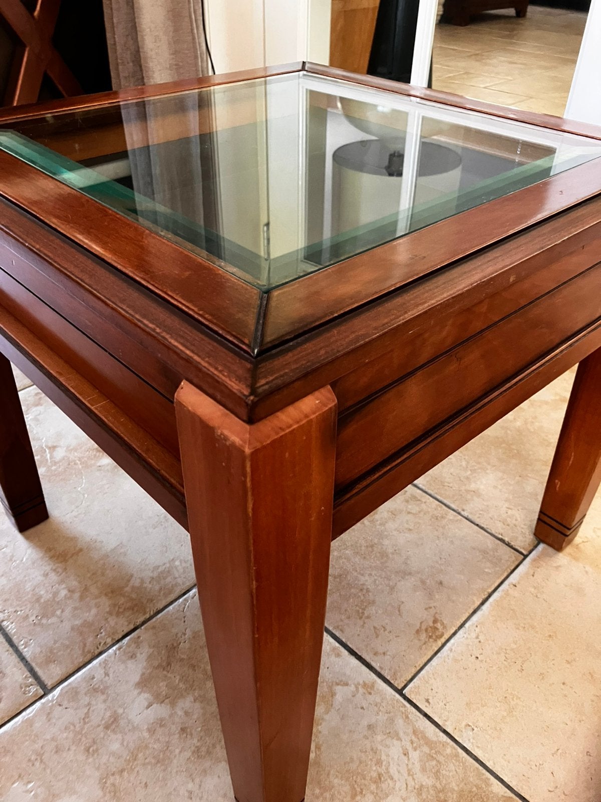 Klassiek Italiaanse mahonie vitrine bijzettafel, Ophalen