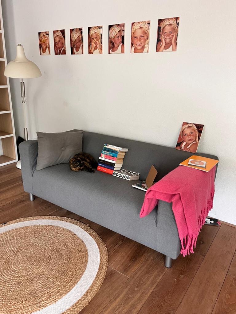 Grijze tweepersoons Klippan Bank van IKEA, Huis en Inrichting, Banken | Bankstellen, Gebruikt, Rechte bank, Tweepersoons, 150 tot 200 cm