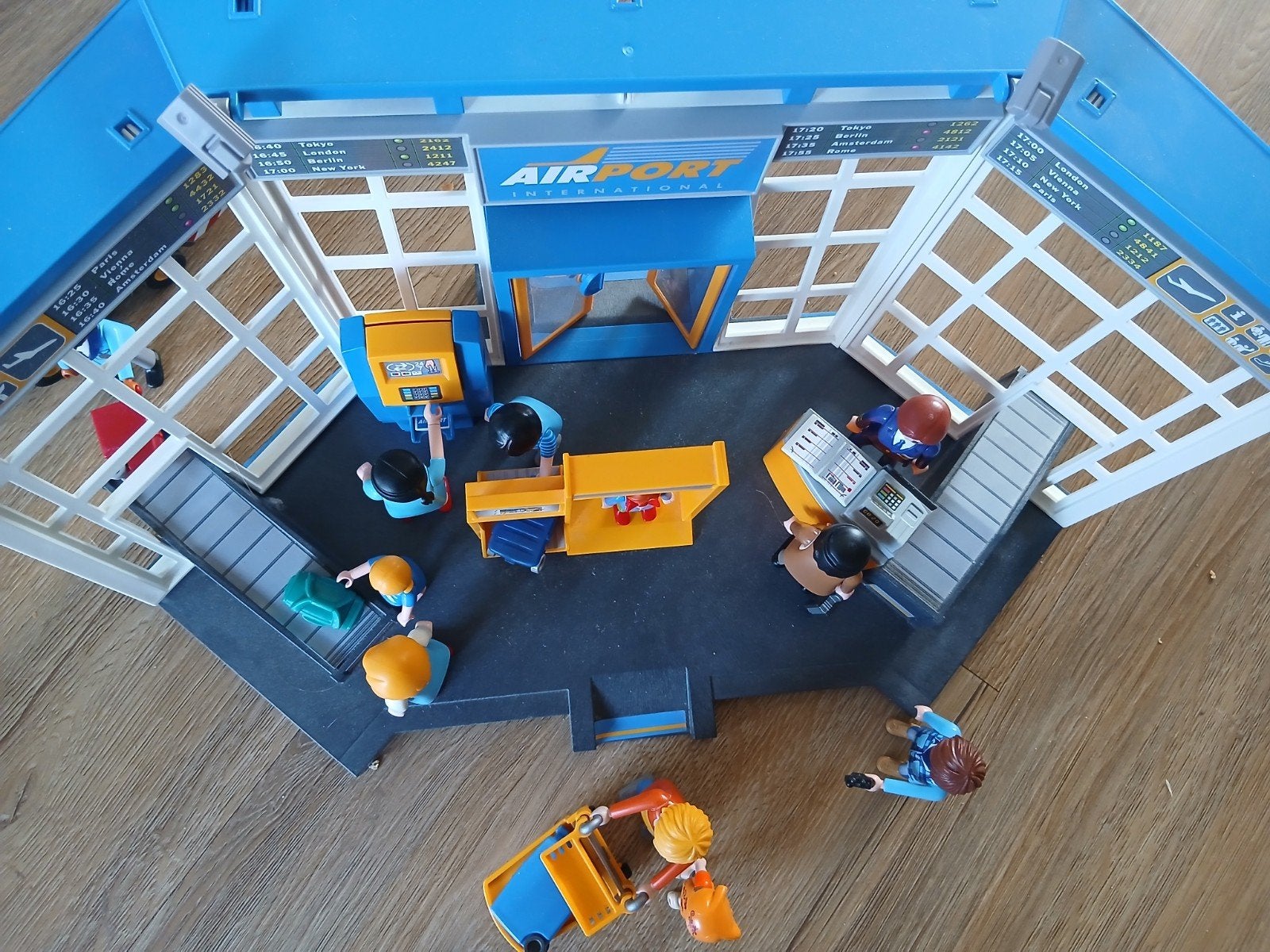 Playmobil vliegveld  met verkeerstoren en figuren, Ophalen of Verzenden, Jongen of Meisje