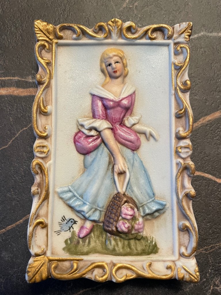 Biscuit porselein wandhanger dame met tas, Ophalen, Klassiek, Zo goed als nieuw, Wandbord of Wandpaneel