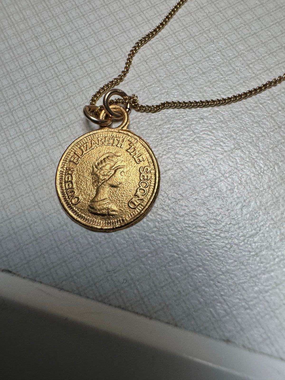 Gouden ketting met munt hanger - Queen Elizabeth II, Ophalen of Verzenden, Zo goed als nieuw, Goud, Met hanger
