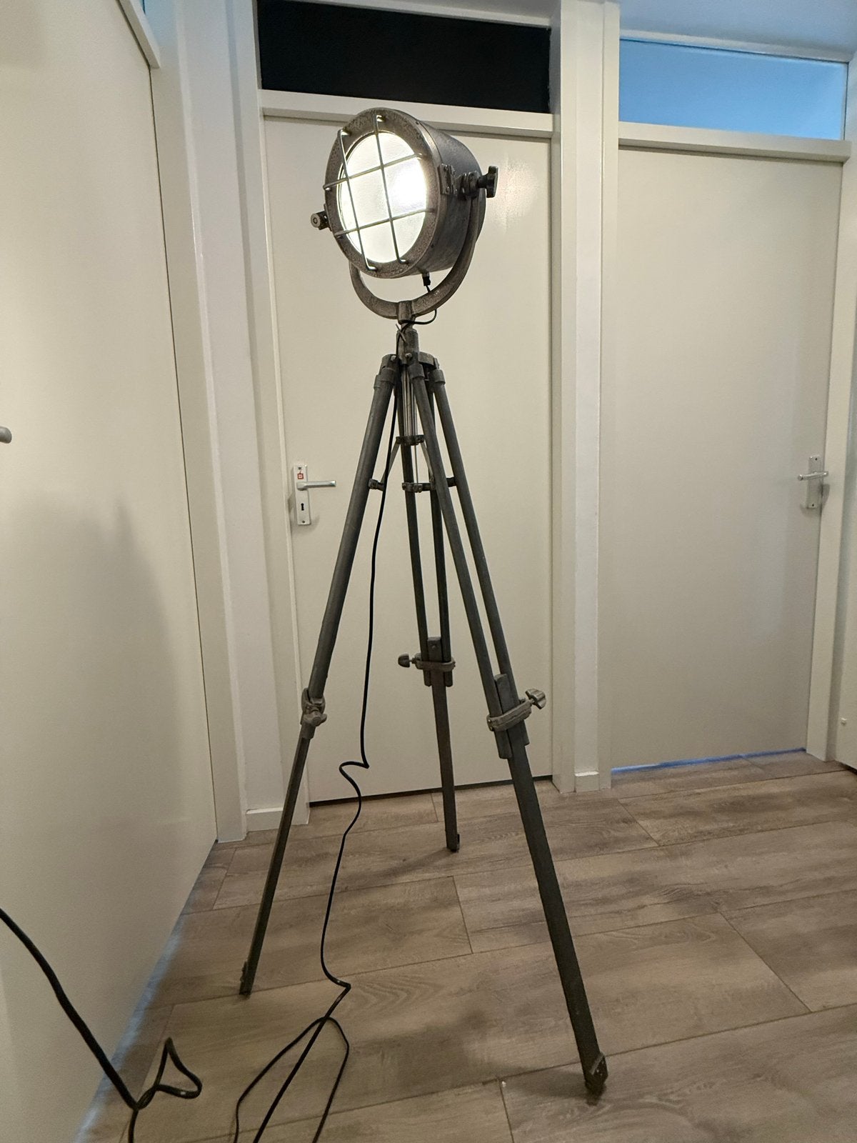 Stoere Loods 5 Vloerlamp op Statief - Industrieel Design, Huis en Inrichting, Lampen | Vloerlampen, Zo goed als nieuw, Metaal
