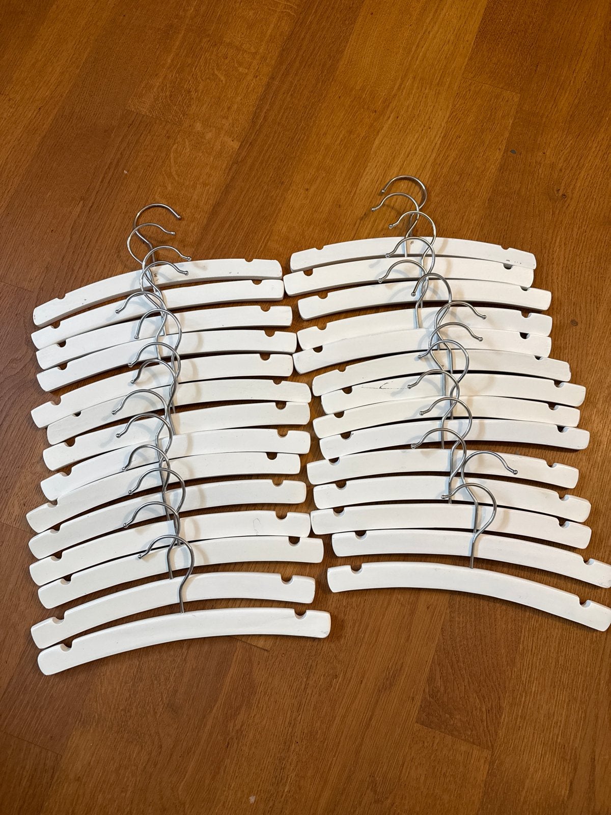 28 witte baby kleerhangers, Ophalen of Verzenden, Gebruikt, Kunststof, Kinderen