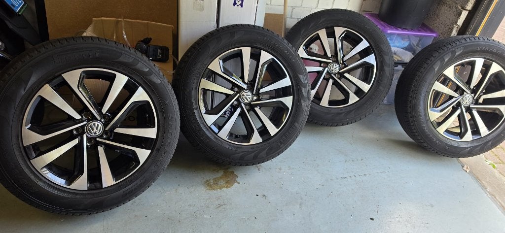 Originele VW Dublin 17 inch + Pirelli All-Season banden, Ophalen, Banden en Velgen, 17 inch, All Season