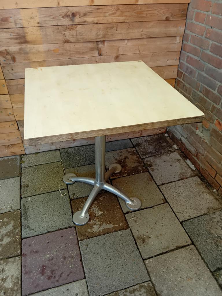Gratis: Vierkante tafel met metalen onderstel, Overige houtsoorten, Gebruikt, 50 tot 100 cm, Industrieel, Functioneel