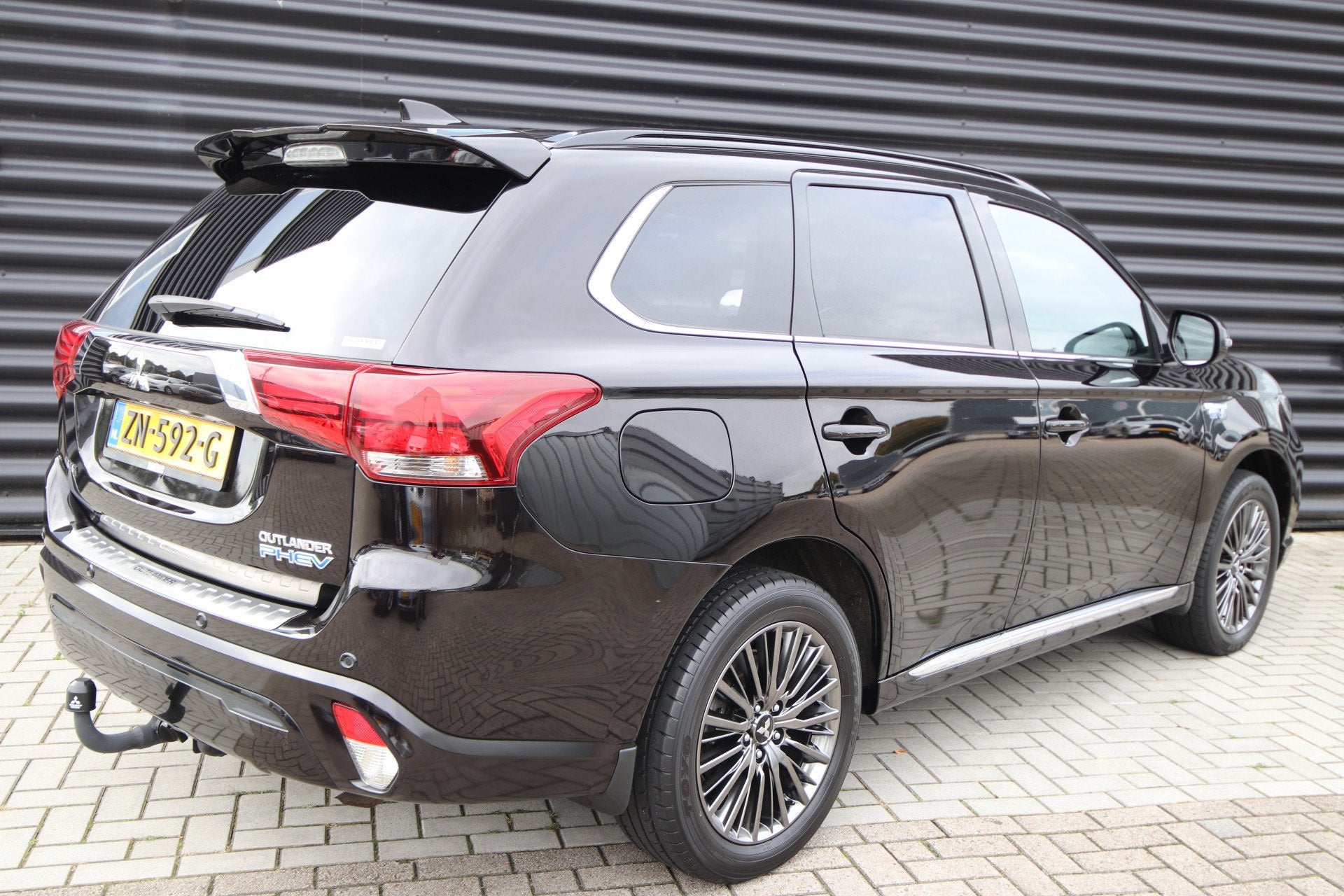 Mitsubishi Outlander 2.4 PHEV S-Edition Ruby Black, Trekhaak, Auto's, Automaat, 135 pk, 4 cilinders, Bedrijf