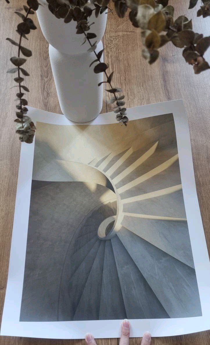 Poster ronde trap, Huis en Inrichting, Woonaccessoires | Schilderijen, Tekeningen en Foto's, 50 – 75, Minder dan 50 cm, Nieuw