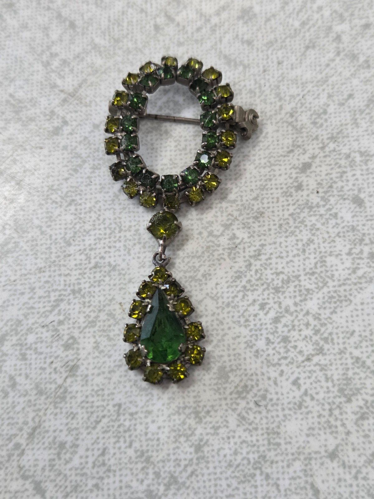 Vintage Broche met Groene en Gele Strass Steentjes, Overige materialen, 4 tot 7 cm, Gebruikt, Ophalen of Verzenden