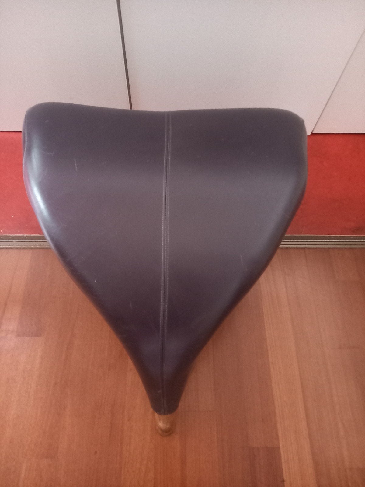 Paarse Leolux Excalibur poef/voetenbank, Huis en Inrichting, Banken | Voetenbanken en Poefen, Ophalen, Gebruikt, 50 tot 75 cm