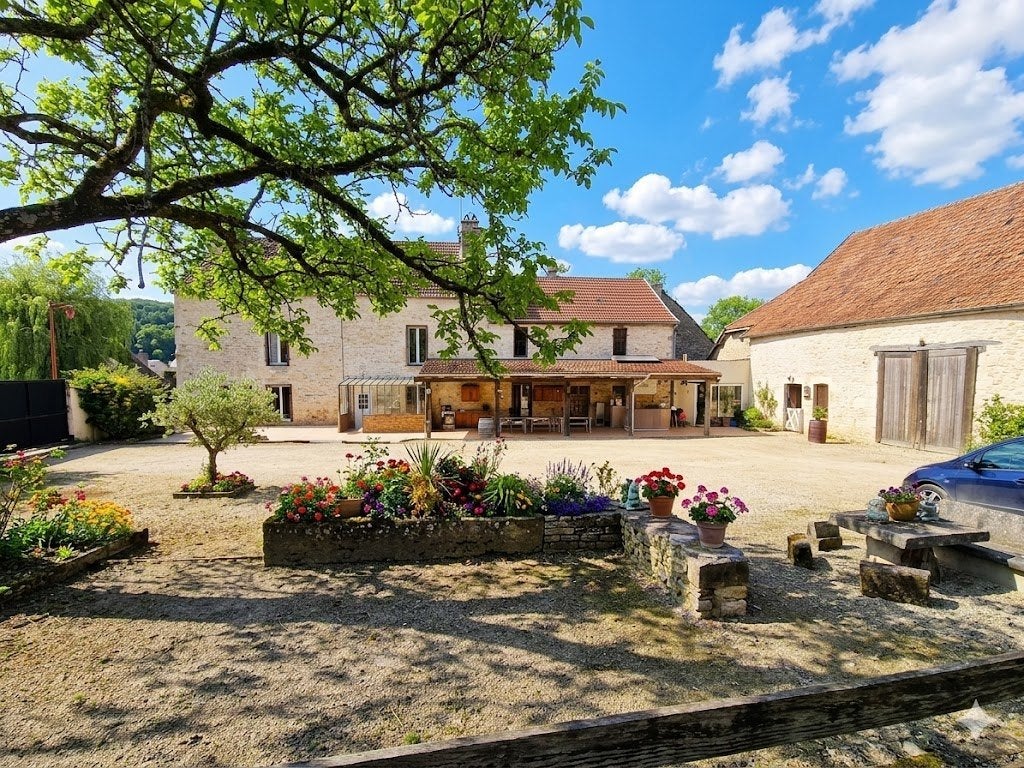 Maison seigneuriale 181 m² .Piscine. Parc Arboré de 6700 m², Huizen en Kamers, 181 m², Dorp, Woonhuis, Praslay