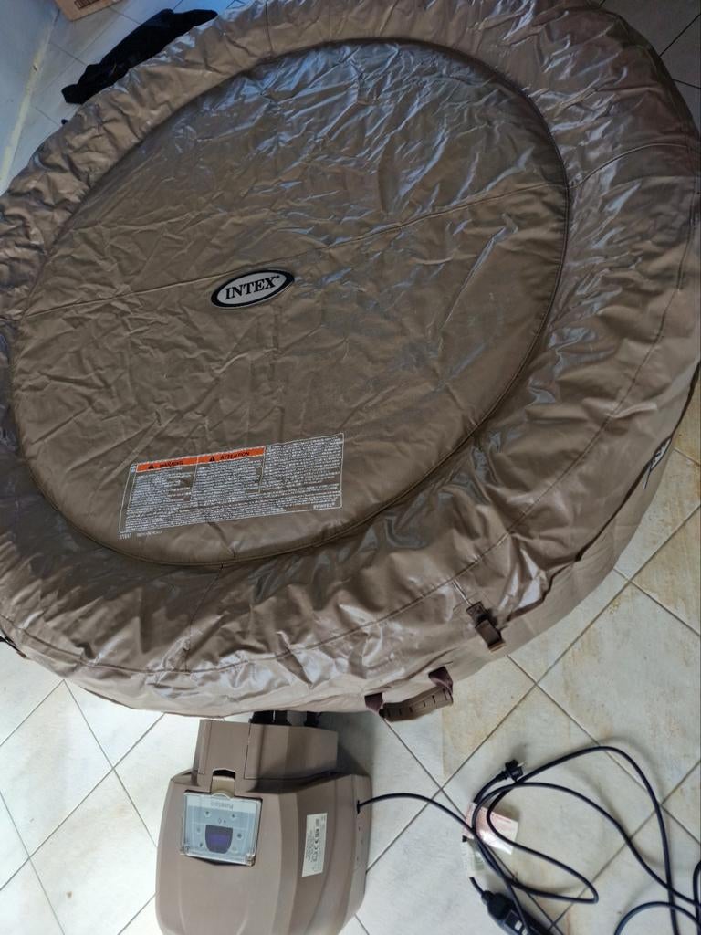 Intex Pure Spa oplaasbare spa 4 persoons met pomp en afdek, Ophalen of Verzenden, Zo goed als nieuw, Afdekzeil, Opblaasbaar
