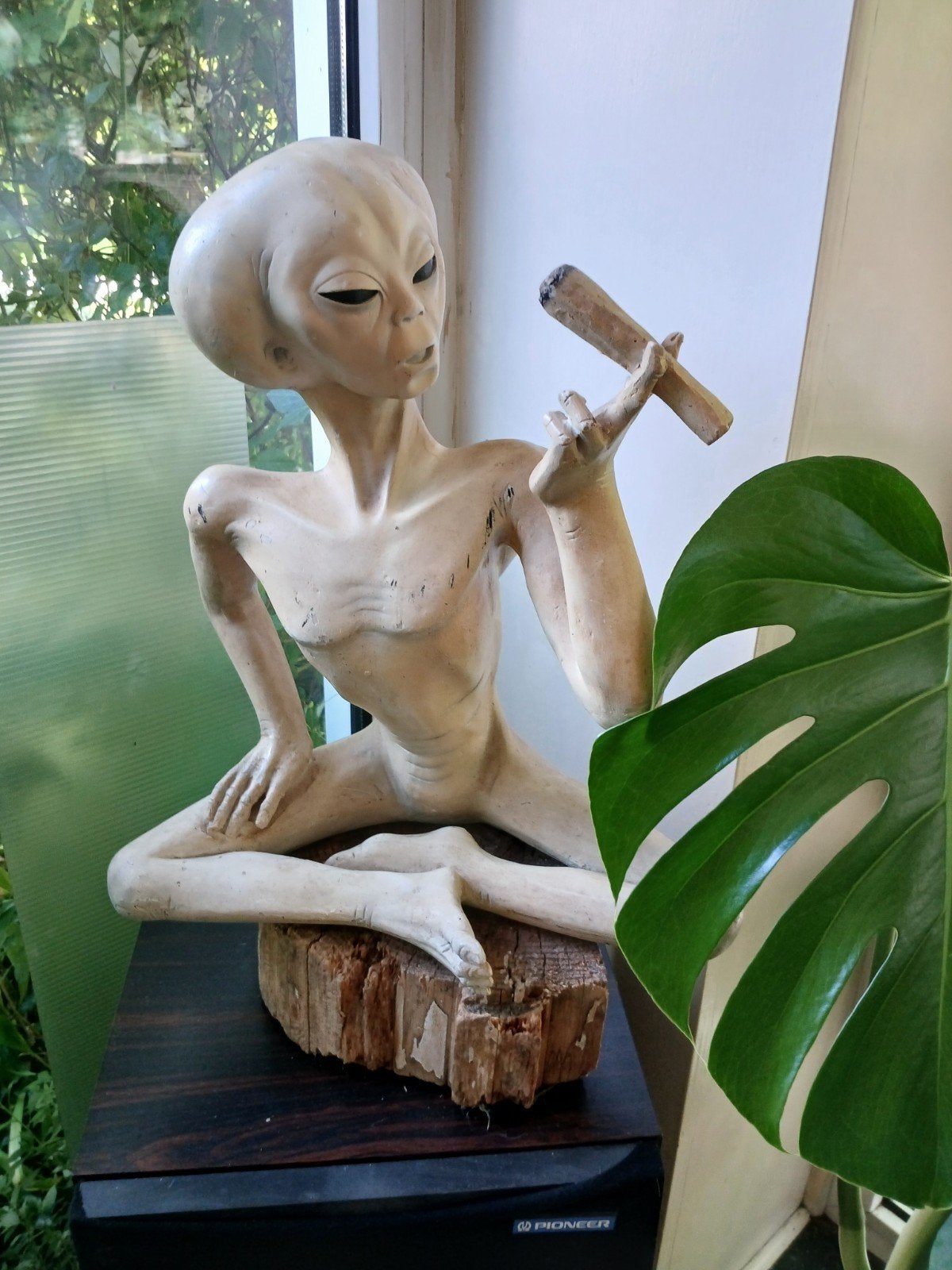Gesigneerd Alien Beeld - Zeer Zeldzaam 'Out of Space', Antiek en Kunst, Kunststof, Ophalen of Verzenden, 20 - 50 cm, Beeld