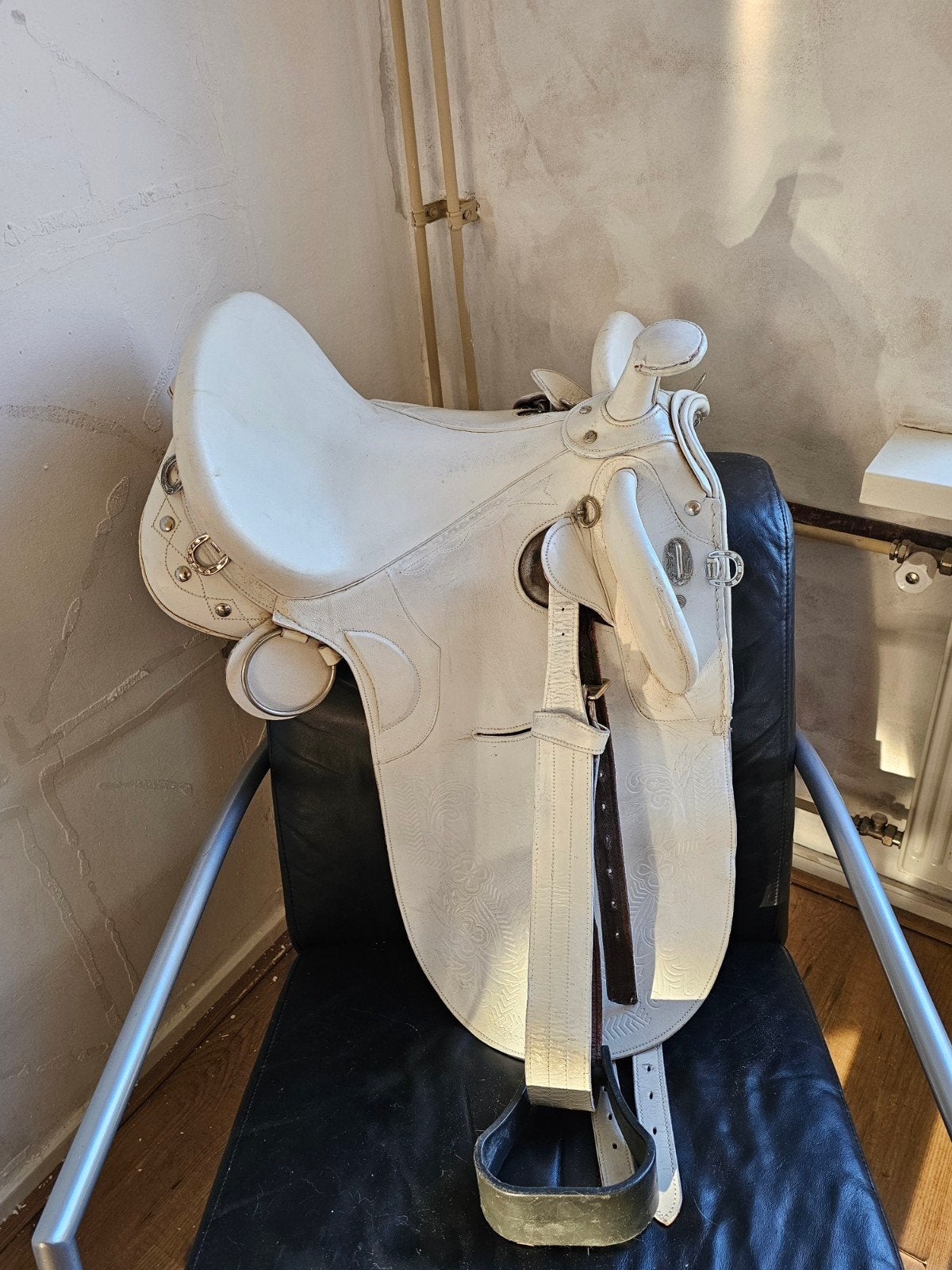 Prachtig wit australisch stockzadel & bruin dressuurzadel, Dieren en Toebehoren, Ophalen of Verzenden, Recreatie, L (17.5 inch)
