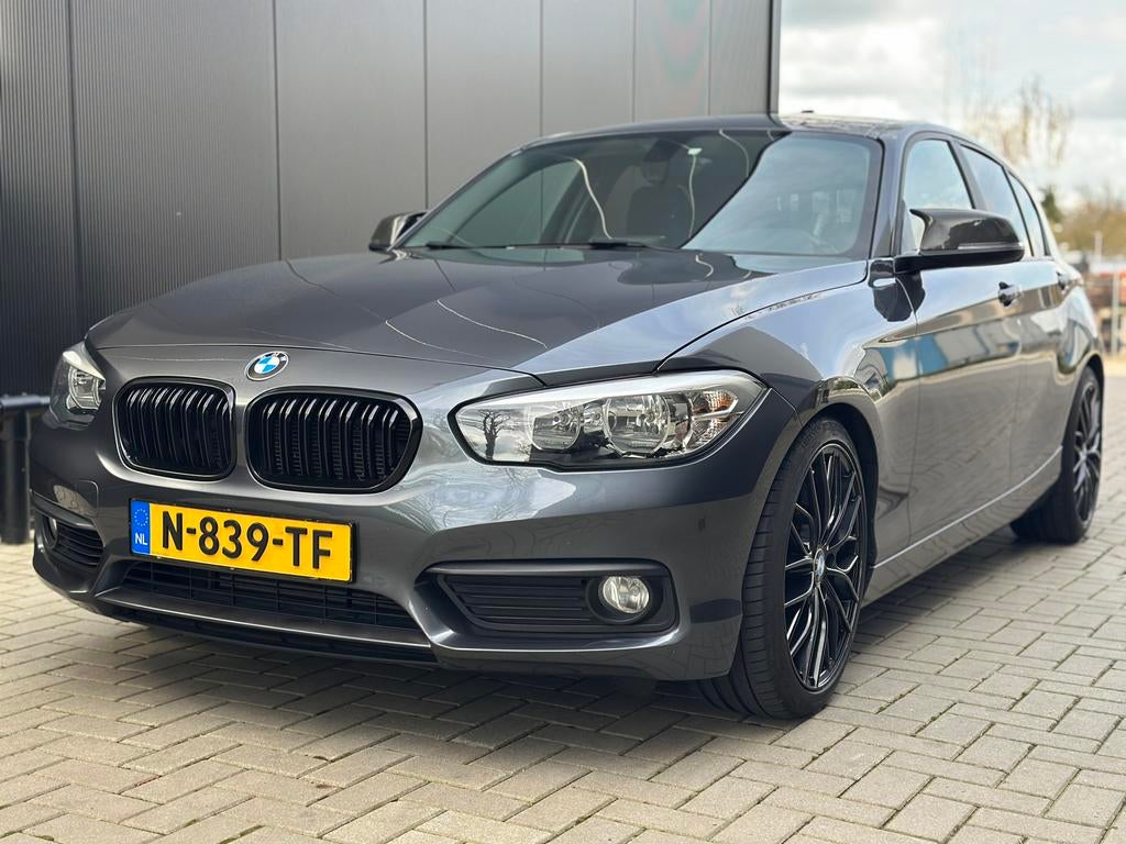 BMW 1-Serie 118i 2015 - automaat - Apple CarPlay -, Auto's, 650 kg, 3 cilinders, 1300 kg, 1499 cc