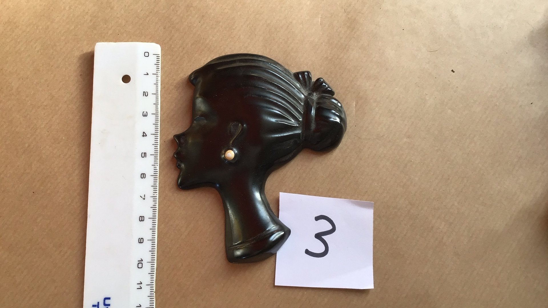 Vintage muurhanger meisje met oorbel, Ophalen of Verzenden