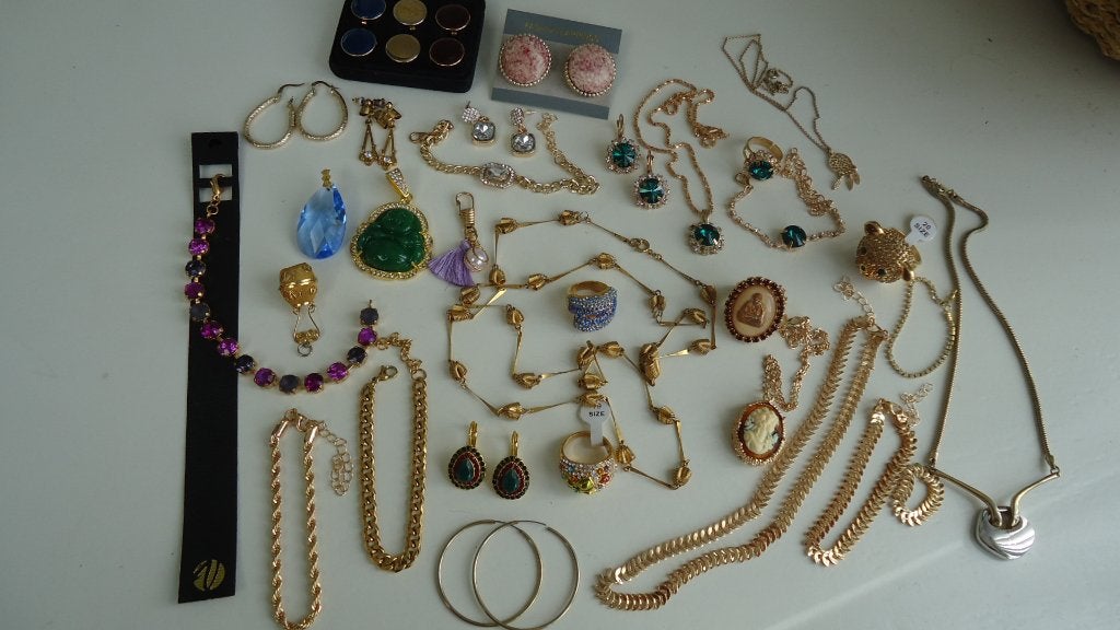 lotje goud kleurige sieraden in prima staat 32 stuks, Overige materialen, Ophalen of Verzenden, Zo goed als nieuw, Met hanger