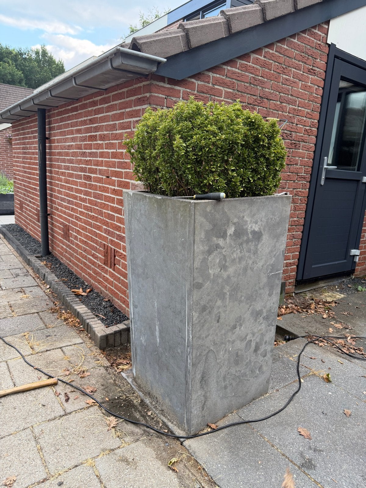GRATIS AFHALEN 2x Zware Betonnen Bloembakken - Groot Formaat, Tuin en Terras, Bloembakken en Plantenbakken, Gebruikt, Beton, Tuin