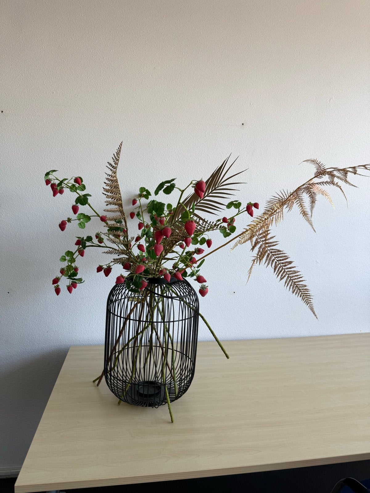 Decoratieve vaas met kunstbloemen en -fruit, Huis en Inrichting, Zwart, Inclusief decoratie, Ophalen of Verzenden, Zo goed als nieuw