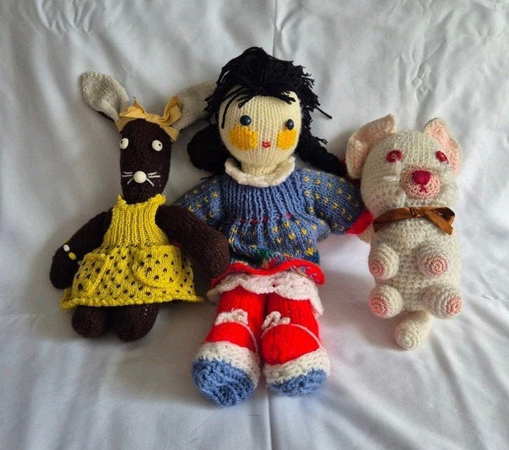 Set van 3 gehaakte knuffels: pop, konijn en muis, Ophalen of Verzenden, Zo goed als nieuw, Overige typen