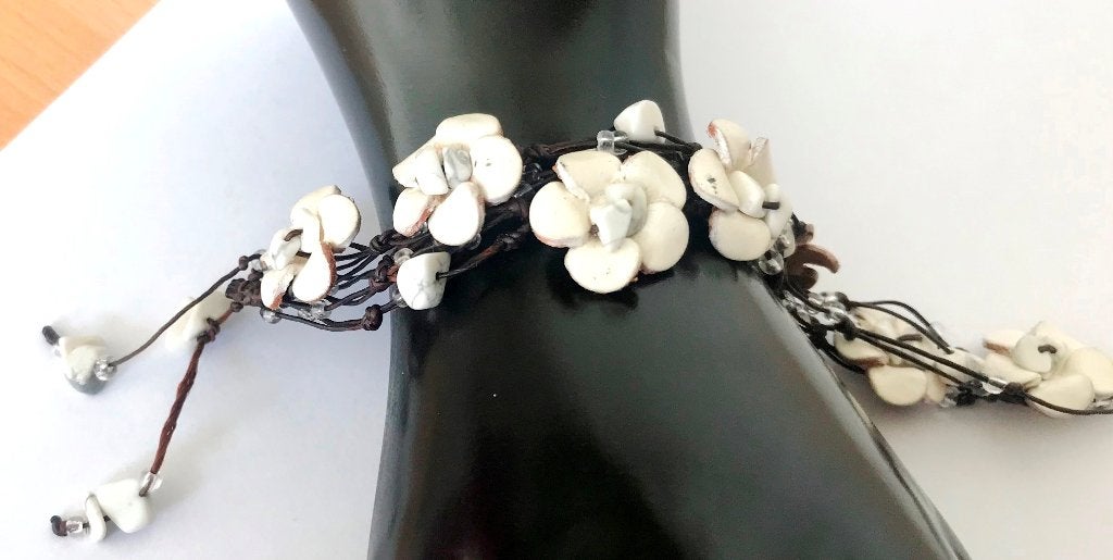 Prachtige Primrose leren lederen armband roos bloem Howliet, Verzenden, Zo goed als nieuw, Leer, Met edelsteen