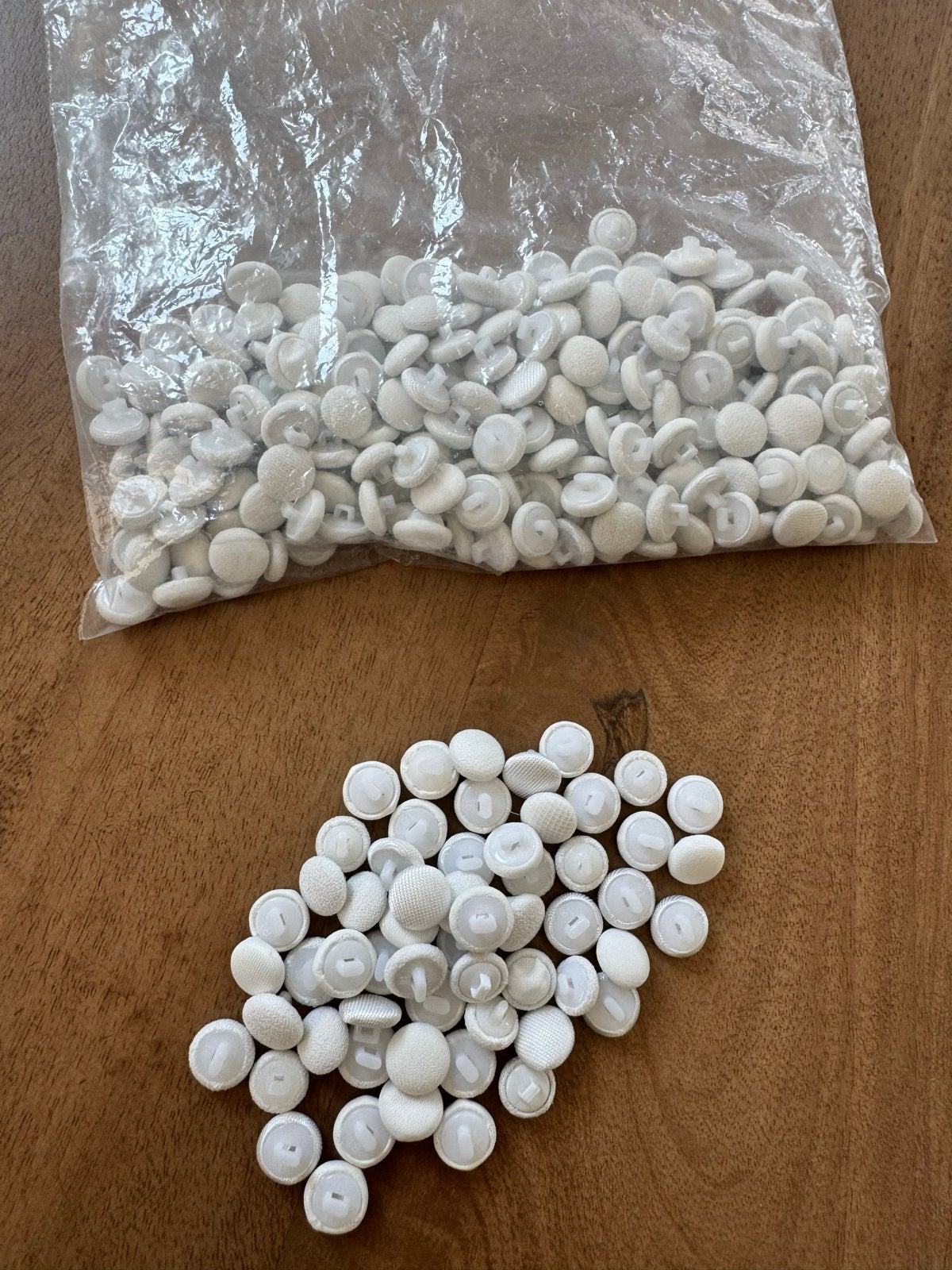 300 nieuwe satijnen knopen, Ophalen of Verzenden, Nieuw, Knoop of Knopen