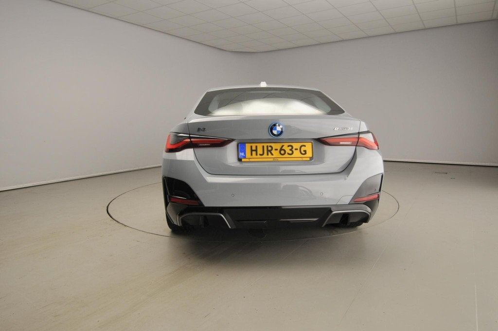 BMW i4 Gran Coupé eDrive35 | M-Sportpakket | LED | HUD | Ac, Auto's, BMW, Gebruikt, Zwart, Met garantie (alle), 31 min