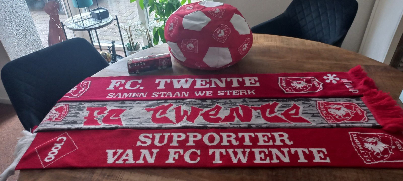 Fc Twente sjaals,  kleine poef en spelersbus, Ophalen, Zo goed als nieuw, F.C. Twente