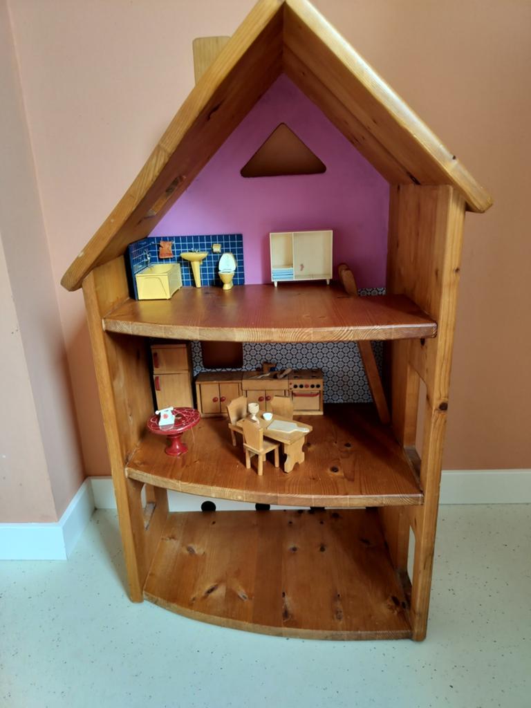 Houten Poppenhuis met Meubels en Poppen, Verzamelen, Poppenhuizen en Toebehoren, Ophalen of Verzenden, Gebruikt, Poppenhuis