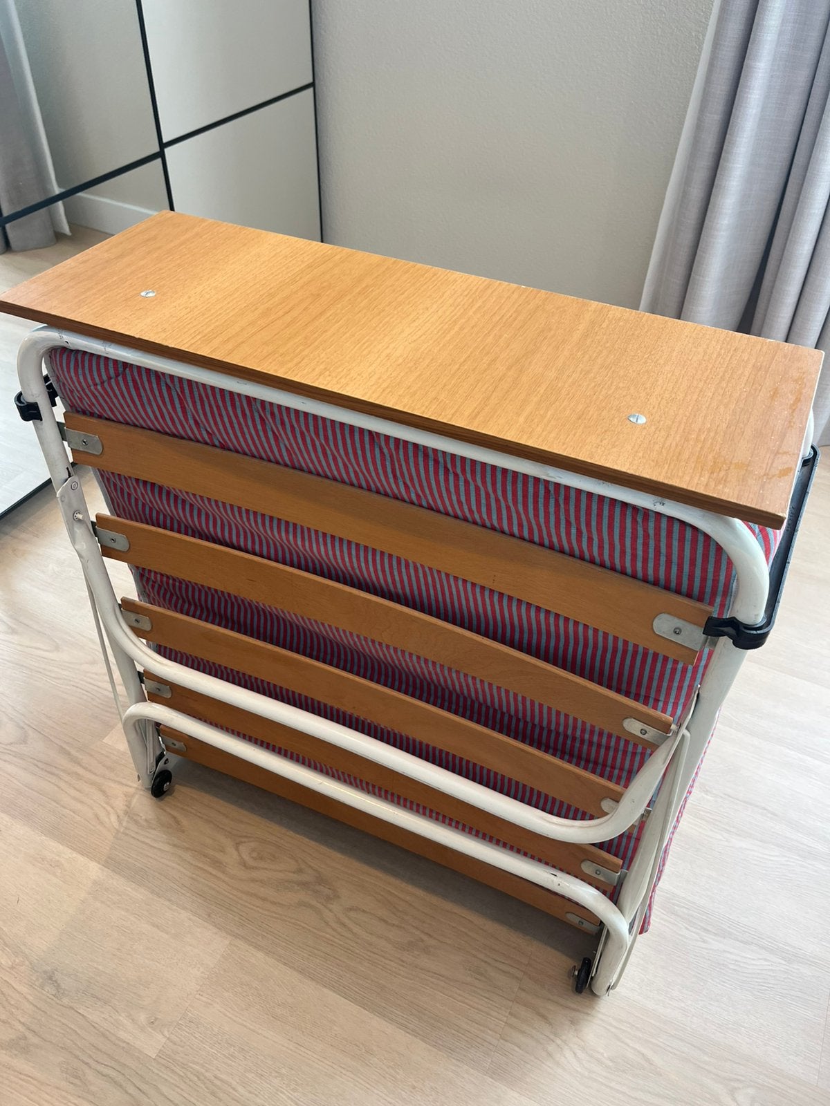 Opklapbare 1-persoons logeerbed, Huis en Inrichting, Ophalen, Eenpersoons, 190 cm of minder, Zo goed als nieuw