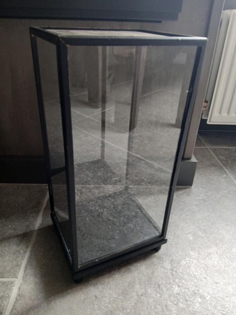 Zwarte houten showkas, gekocht bij De Meidenmuts, Ophalen, Gebruikt