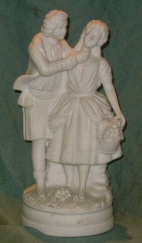 Antiek biscuit porseleinen beeldje van een romantisch paar, Antiek en Kunst, Antiek | Porselein, Ophalen of Verzenden