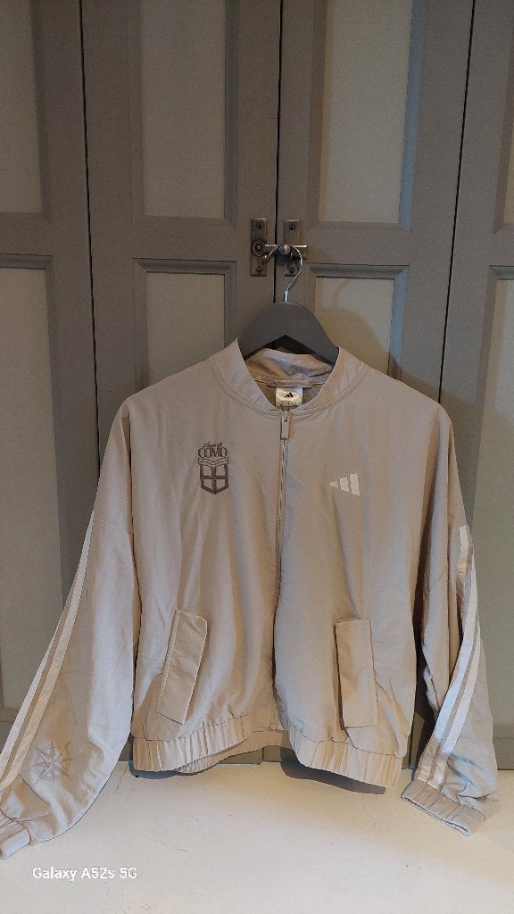 Adidas Com Hiking Club bomberjack, maat M, beige, nieuw, Maat 38/40 (M), Adidas, Beige, Nieuw