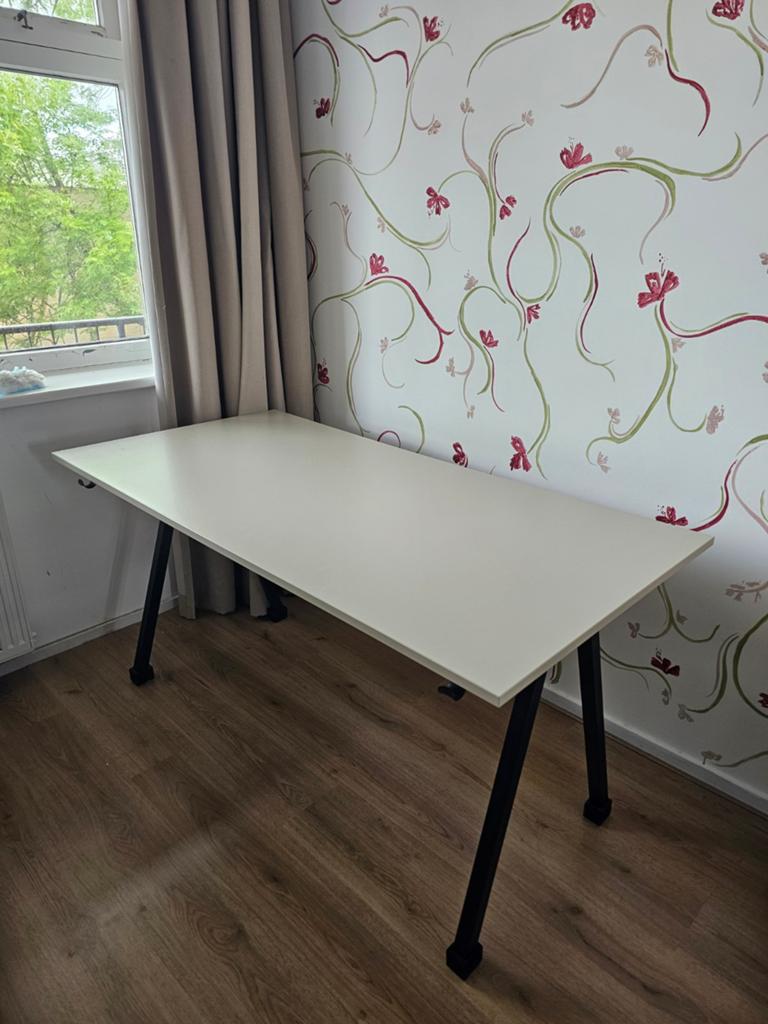 IKEA TROTTEN Bureau beige/antraciet 160x80 cm, Huis en Inrichting, Bureaus, Ophalen, Zo goed als nieuw, IKEA, Beige