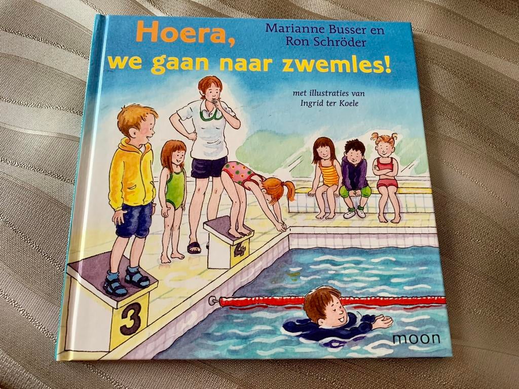 TE KOOP: Hoera, we gaan naar zwemles! ZGAN, Boeken, Ophalen of Verzenden, Zo goed als nieuw, Fictie algemeen