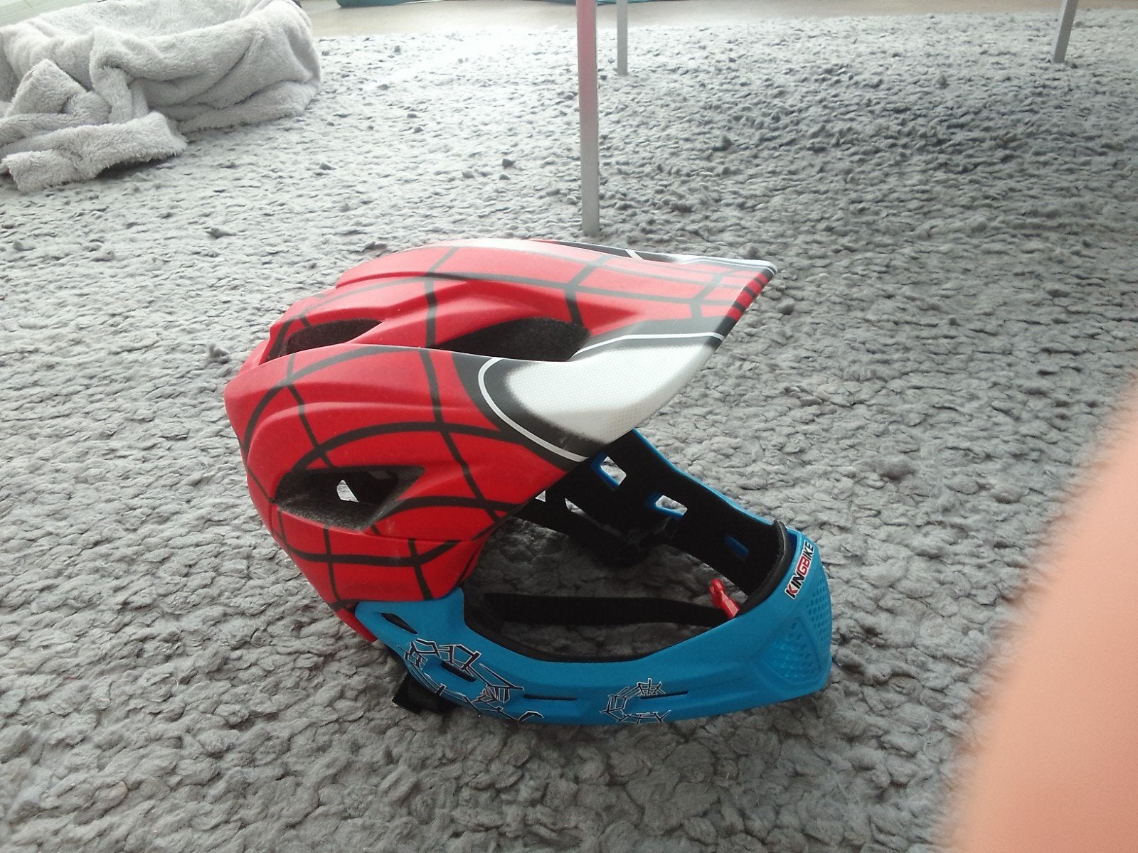 Een Spiderman helm rood merk kingbike je kan de maat kiezen, Motoren, M, Kinderen, Offroadhelm, Tweedehands