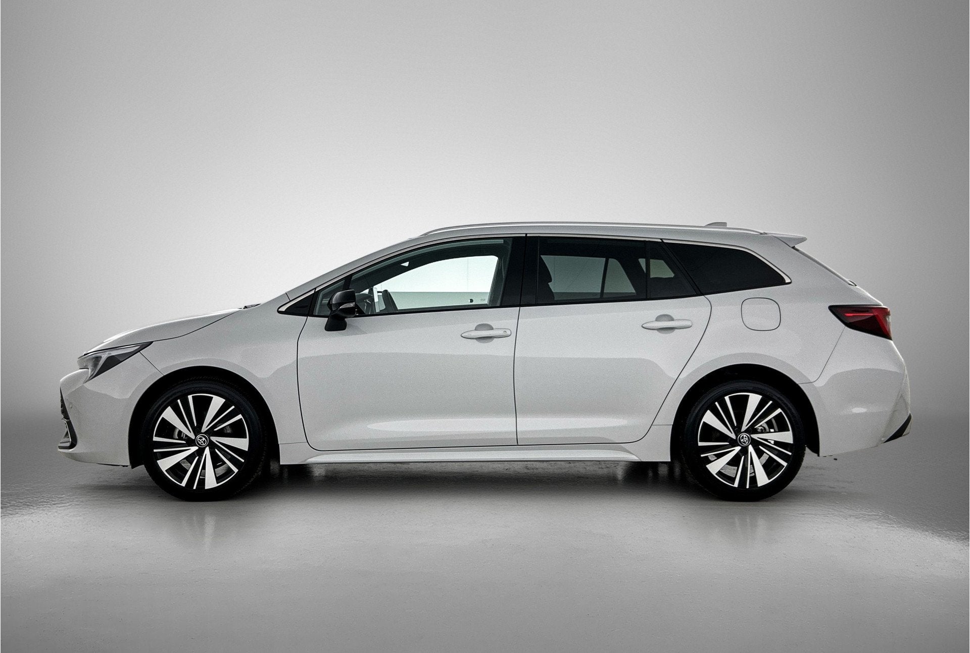 Toyota Corolla Touring Sports Hybrid 140 Dynamic | NL dealer, Auto's, 450 kg, Gebruikt, 4 cilinders, Origineel Nederlands
