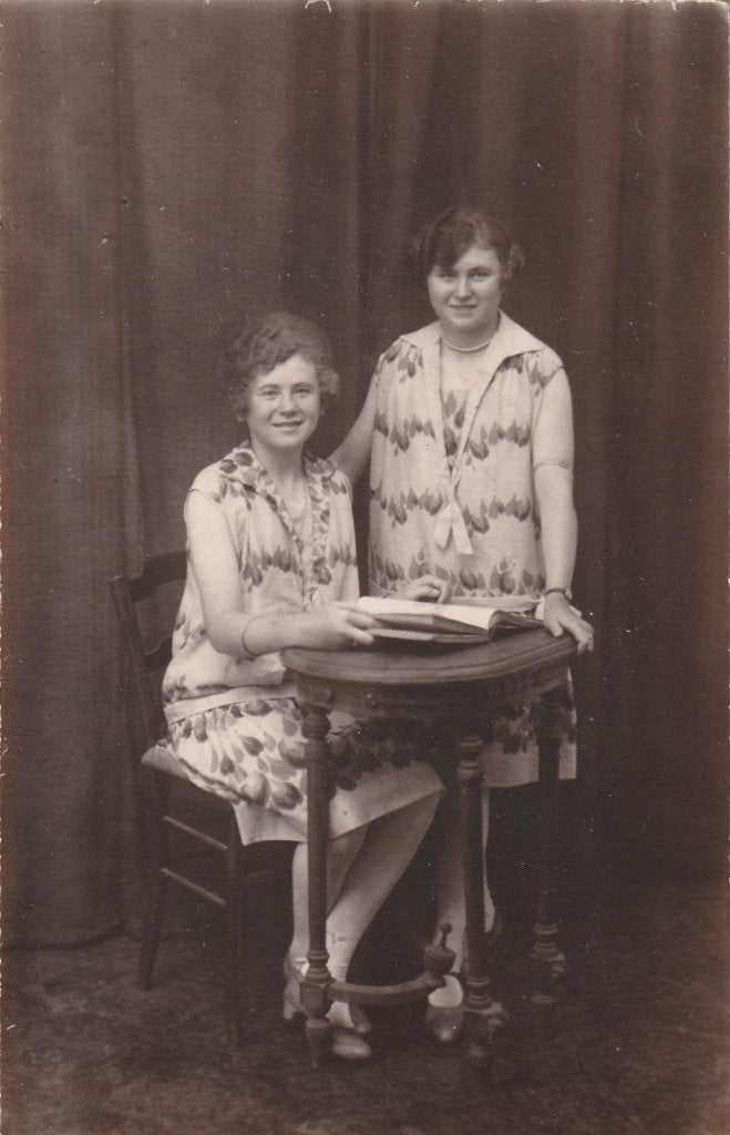 fotokaart   -  dames, Verzenden, Voor 1940, Zo goed als nieuw
