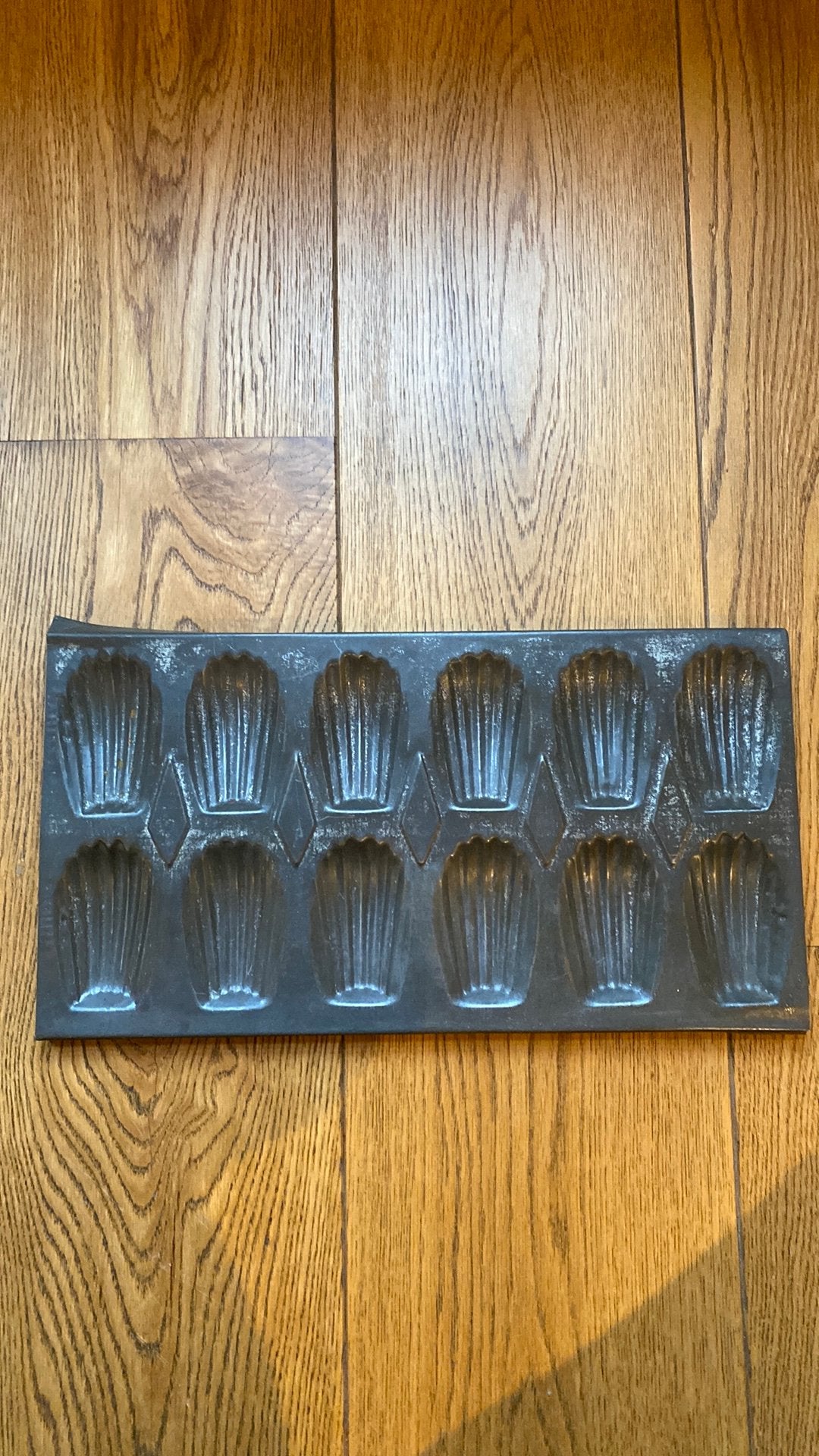 Vintage Madeleine bakvorm - 12 schelpvormige holtes, Antiek en Kunst, Ophalen of Verzenden