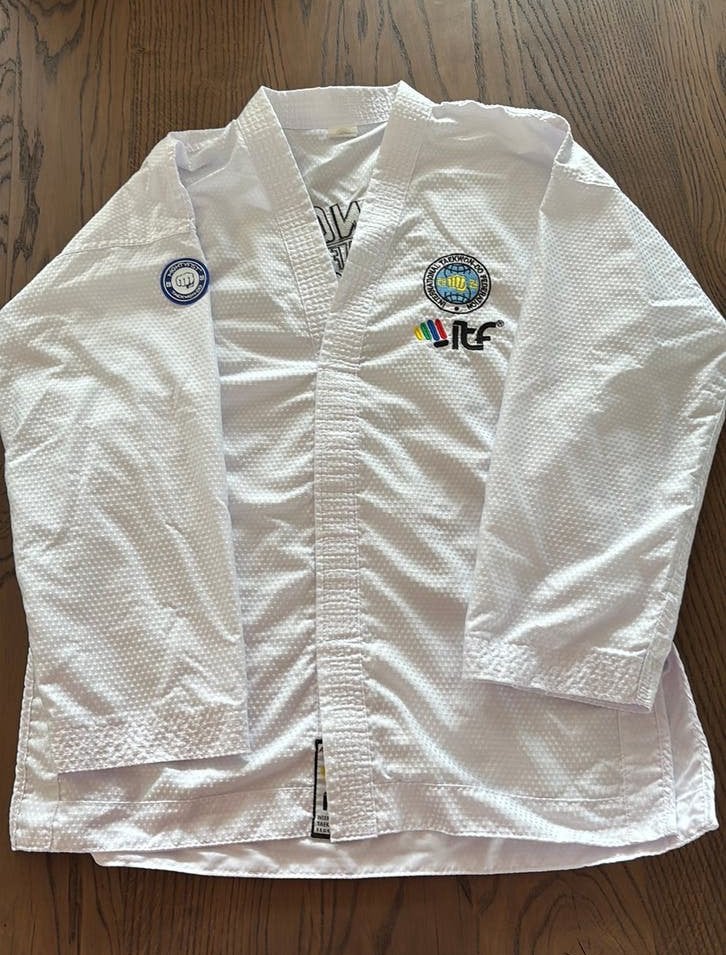 MightyFist ITF taekwondo dobok maat 170, Taekwondo, Zo goed als nieuw, Vechtsportkleding, Maat M