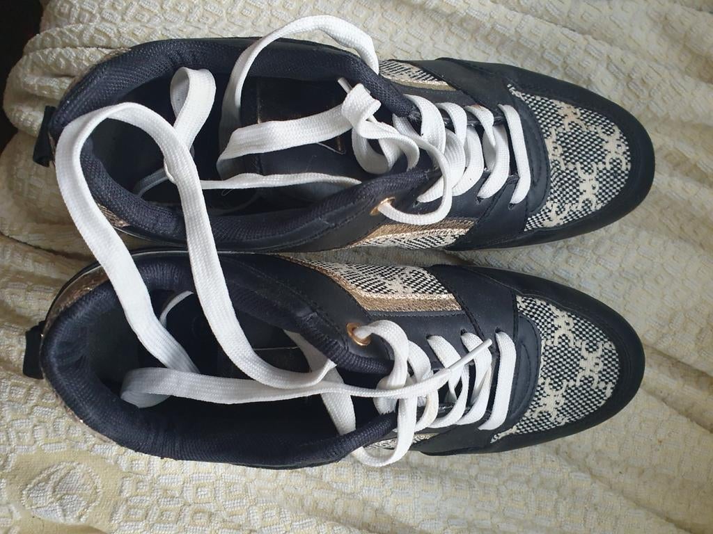 Zwarte sneakers met goudkleurige details, Ophalen of Verzenden, Zo goed als nieuw, Zwart, Sneakers of Gympen