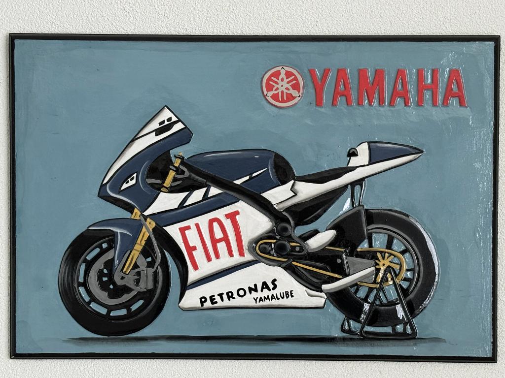 Yamaha M1 Fiat 3D / Reliëf wandbord, Hout, Ophalen of Verzenden, 60 cm, Overige stijlen