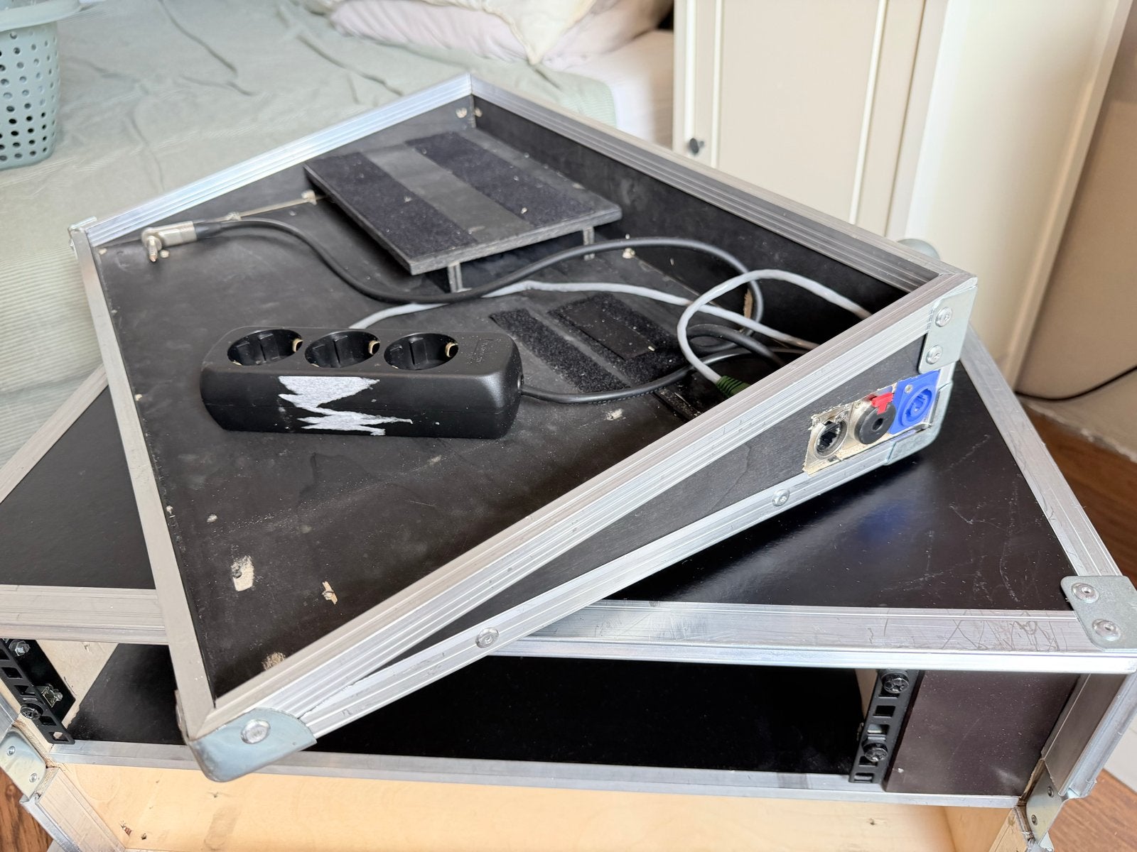 Foto 5 van 19 inch Flightcase met pedalboard bijv voor Kemper profiler
