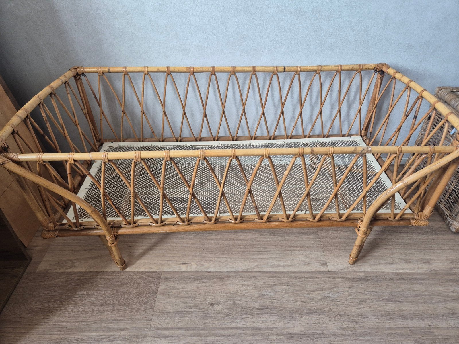 Vintage rotan peuterbed met uitneembaar rekje, Kinderen en Baby's, Kinderkamer | Bedden, Ophalen, Gebruikt
