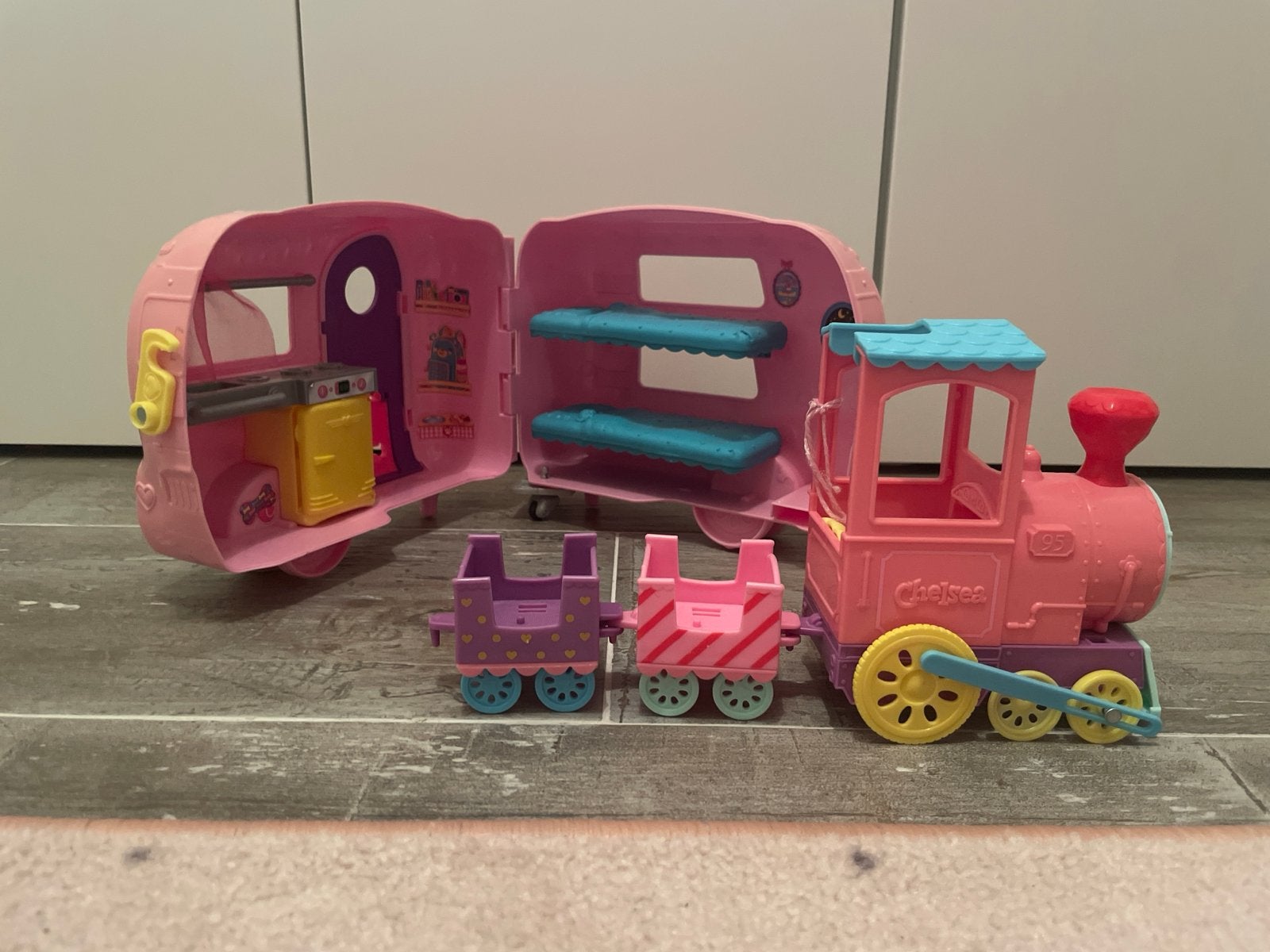 Barbie Chelsea caravan en treintje met twee wagonnetjes, Ophalen of Verzenden, Gebruikt