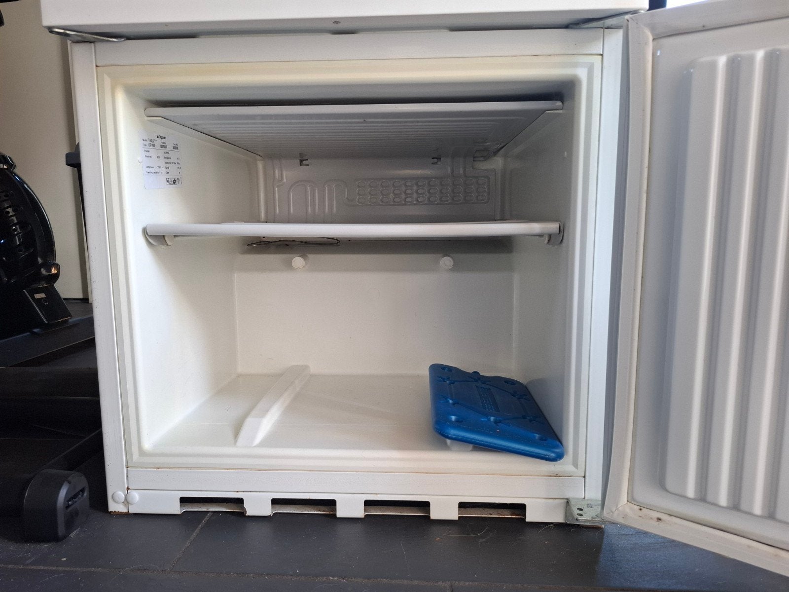 Compact Frigidaire vriezer - Ideaal voor camping/opsla, Witgoed en Apparatuur, Gebruikt, Minder dan 85 cm, Ophalen of Verzenden